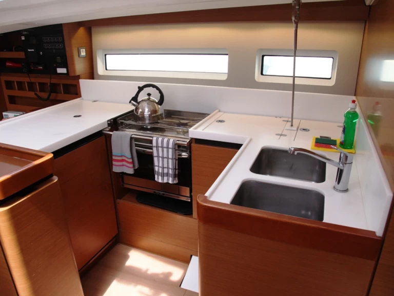 Jeanneau Sun Odyssey 440 jednotlivci a charterové společnosti v Benítses