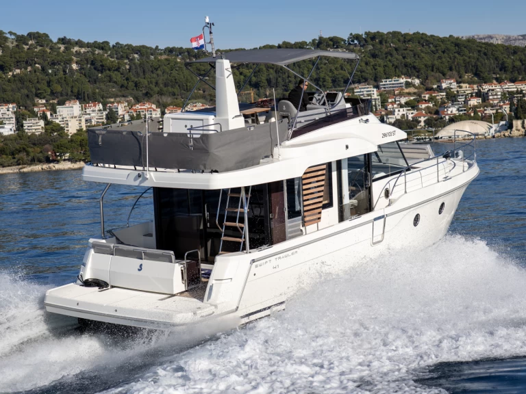 Pronajmout Motorová loď se skipperem či ne Bénéteau v Split