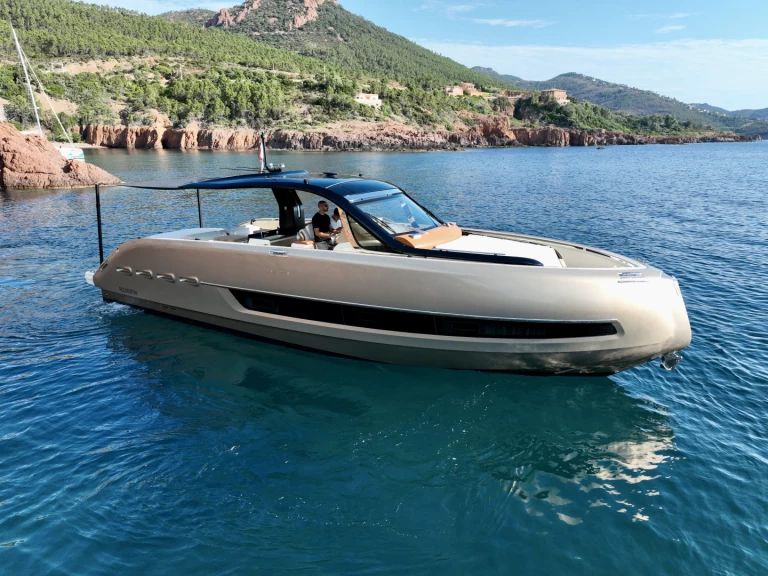 Pronájem Motorová loď Invictus  s licencí