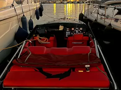 Motorová loď k pronájmu v Glyfada za nejlepší cenu