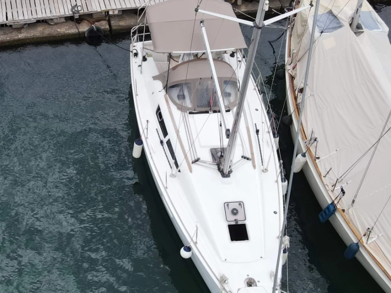 Pronajmout si Jeanneau Sun Odyssey 36i v Lavrio