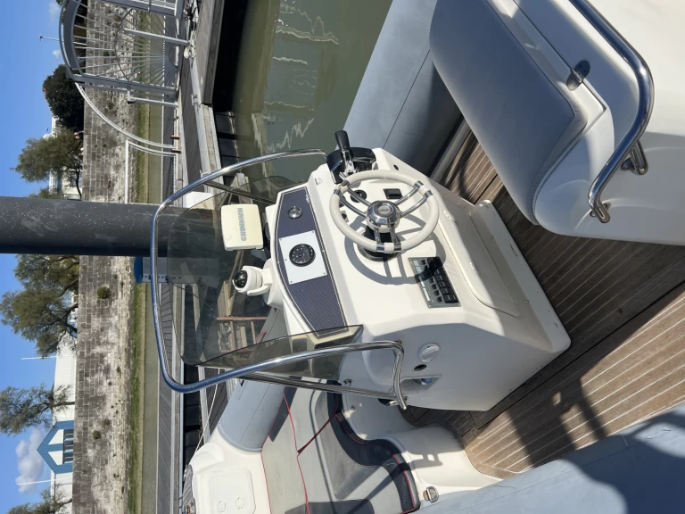 Polotuhá loď k pronájmu v Arcachon za nejlepší cenu