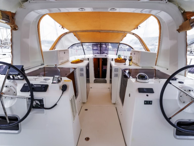 Jeanneau Sun Loft 47 jednotlivci a charterové společnosti v Nea Peramos