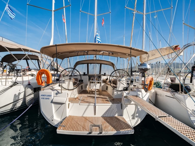 Pronajmout si Jeanneau Sun Odyssey 519 v Nea Peramos