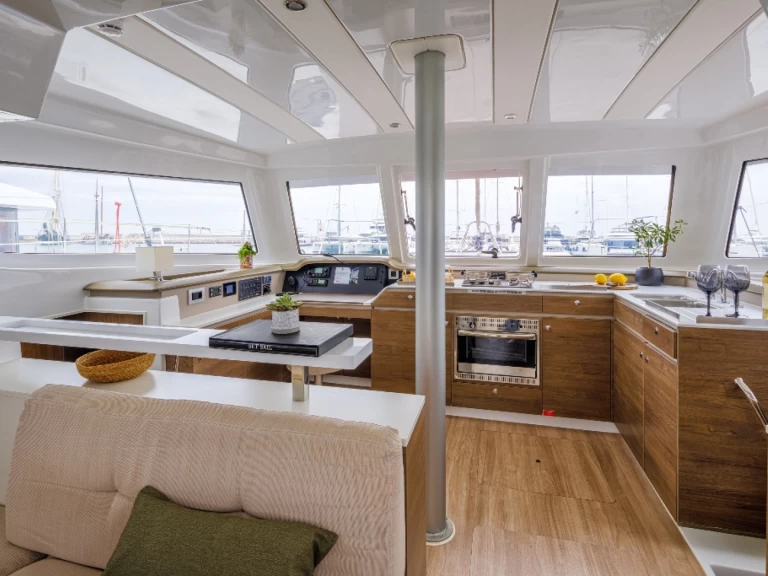 Katamarán k pronájmu v Nea Peramos za nejlepší cenu