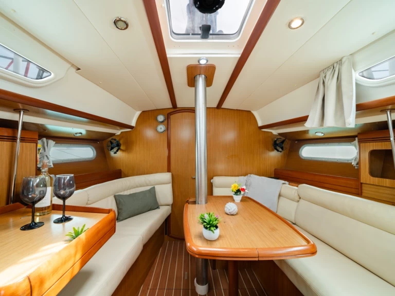 Pronajmout Plachetnice se skipperem či ne Jeanneau v Lavrio