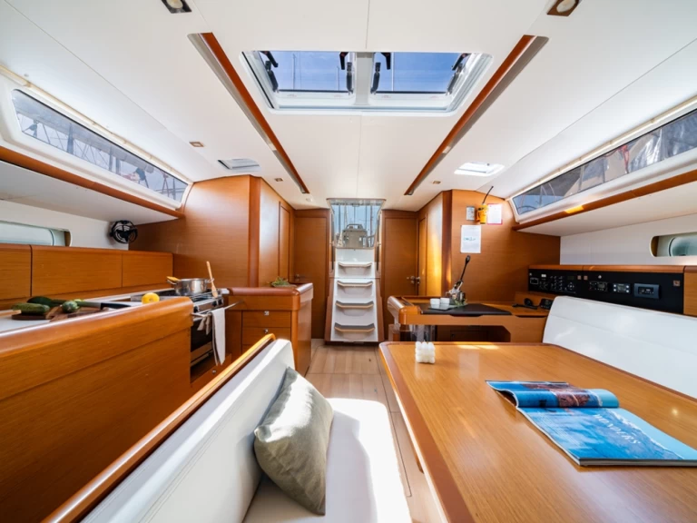 Pronajmout si Jeanneau Sun Odyssey 519 v Nea Peramos