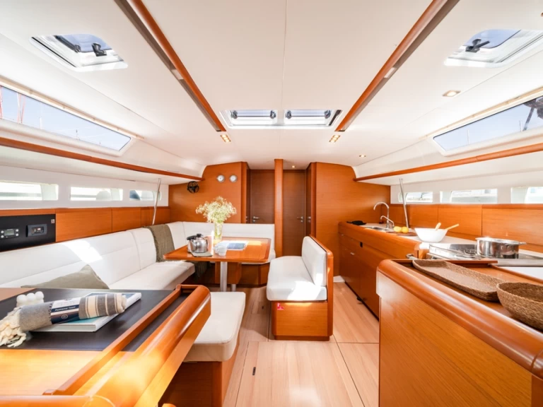 Pronajmout si Jeanneau Sun Odyssey 519 v Rhodos