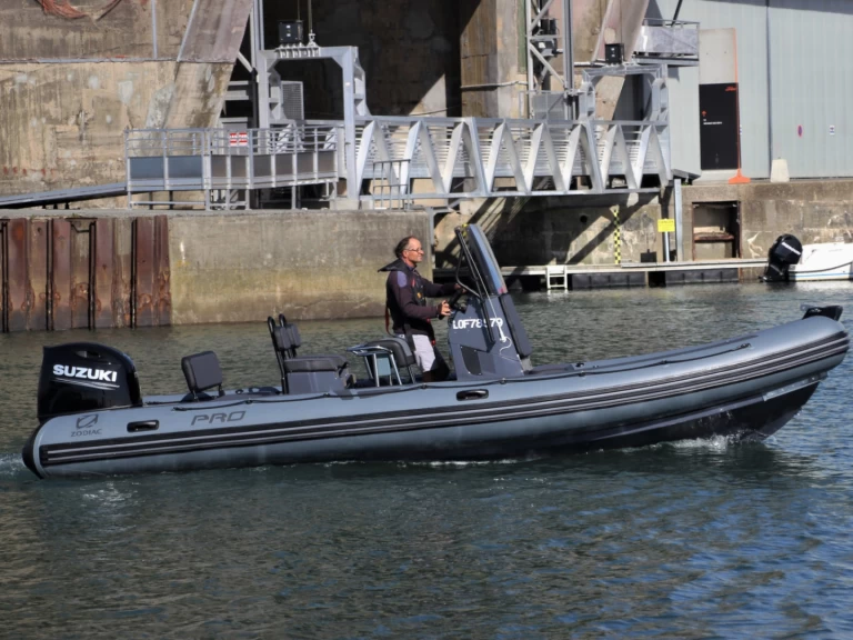 Zodiac Pro 7 jednotlivci a charterové společnosti v Port-Louis