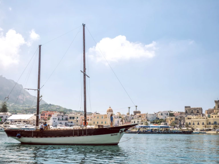 Plachetnice k pronájmu v Forio za nejlepší cenu