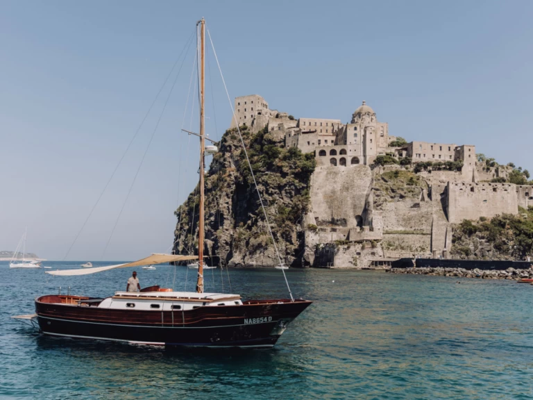 Plachetnice k pronájmu v Forio za nejlepší cenu