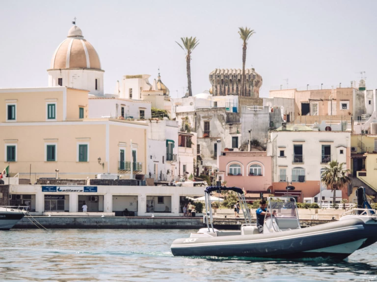 Pronájem lodi Forio lákavé ceny 750