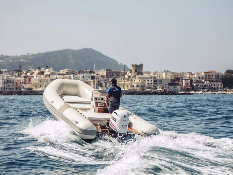 Polotuhá loď k pronájmu v Forio za nejlepší cenu