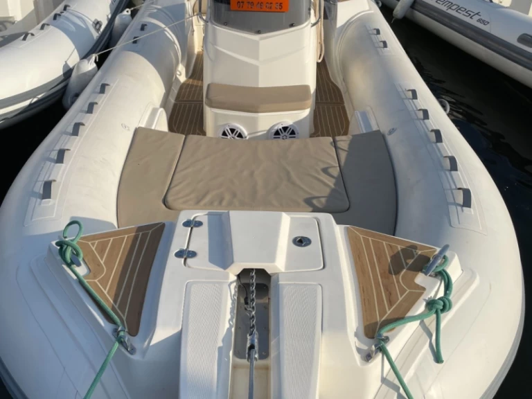 Polotuhá loď k pronájmu v Port de Saint-Cyprien Méditerranée za nejlepší cenu