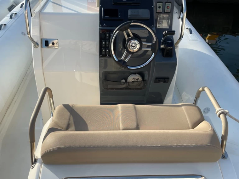 Capelli Tempest 800 Sun jednotlivci a charterové společnosti v Port de Saint-Cyprien Méditerranée