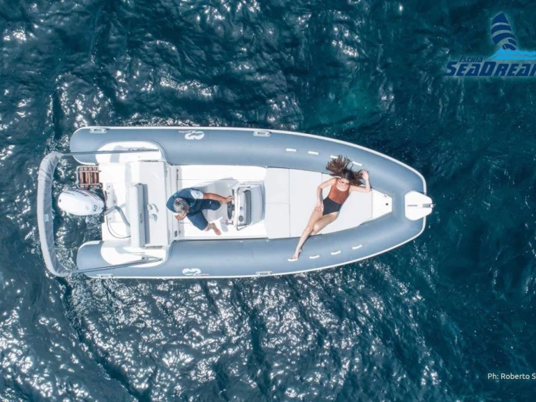 Polotuhá loď k pronájmu v Forio za nejlepší cenu