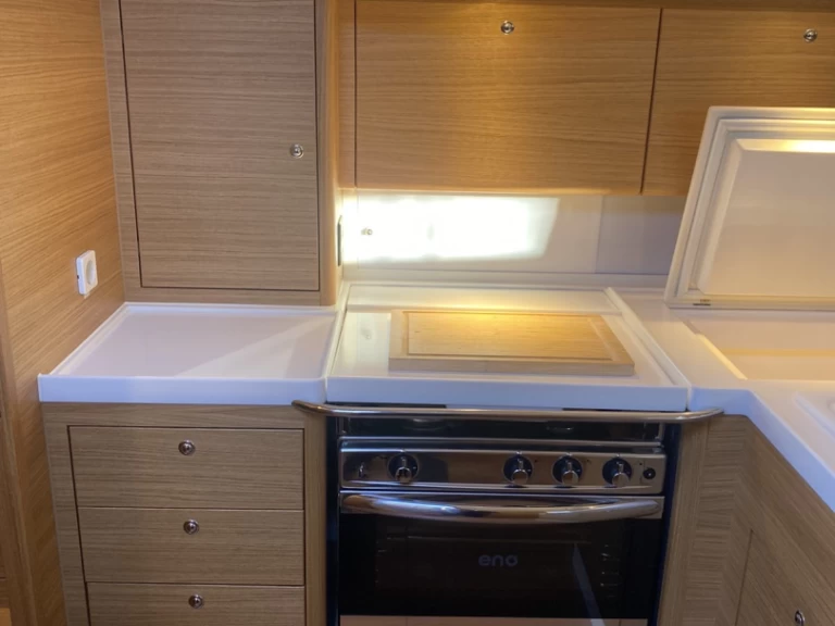 X-Yachts x-Yacht X4³ jednotlivci a charterové společnosti v Lavrio