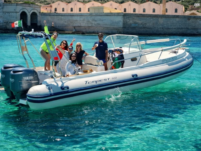 Pronajmout si Capelli Tempest 900 WA v Trapani