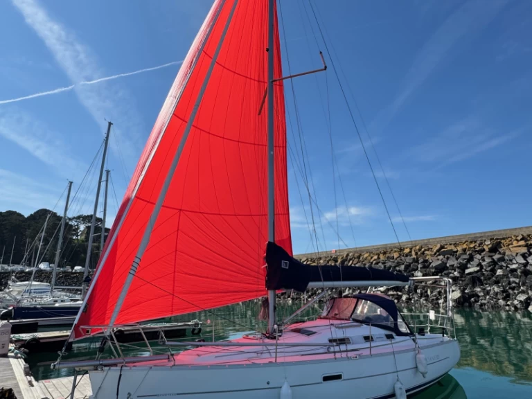 Pronajmout si Bénéteau Oceanis 323 Clipper v Francie