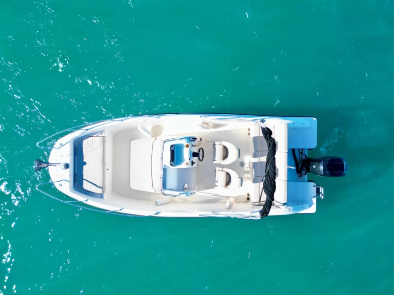 Pronájem Motorová loď Quicksilver s licencí