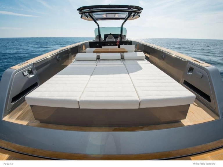 Pronajmout si Cantiere Del Pardo PARDO v Hyeres