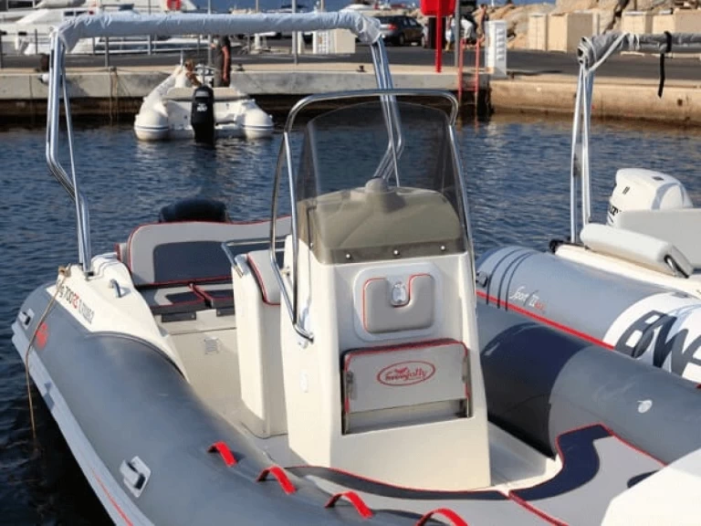 Pronájem Polotuhá loď Nuova Jolly s licencí