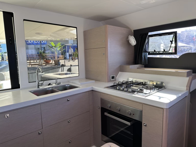 Dufour Dufour 48 Cat[G] jednotlivci a charterové společnosti v Furnari