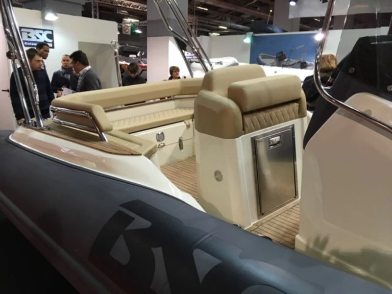 Polotuhá loď k pronájmu v Hyeres za nejlepší cenu