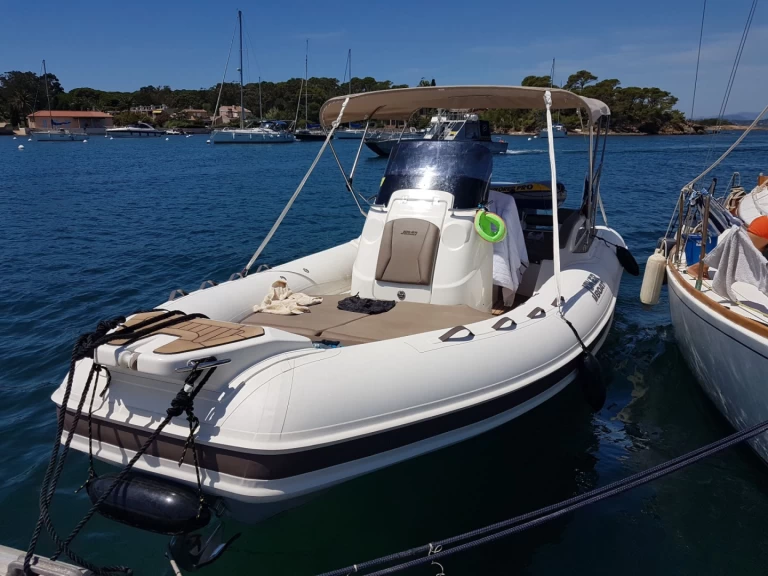 Pronajmout Polotuhá loď se skipperem či ne Joker Boat v Hyeres