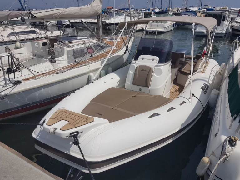 Pronájem Polotuhá loď Joker Boat s licencí