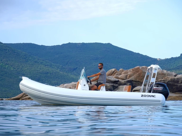 Zodiac Medline 580 jednotlivci a charterové společnosti v Propriano