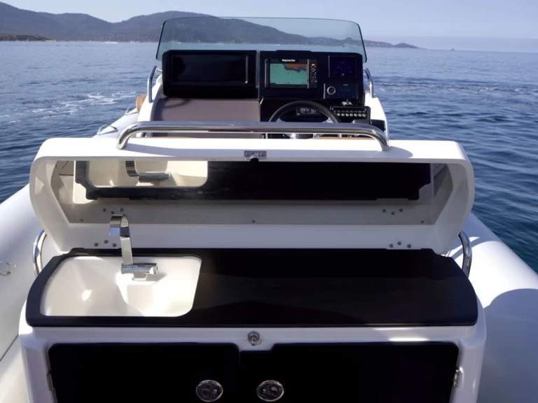 Zodiac Medline 9 jednotlivci a charterové společnosti v Propriano