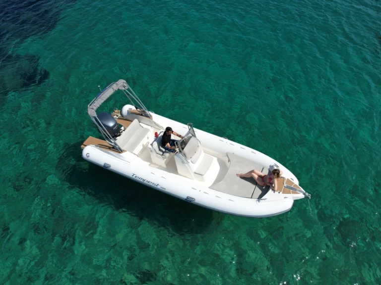 Pronájem lodi Porto-Vecchio lákavé ceny Tempest 700