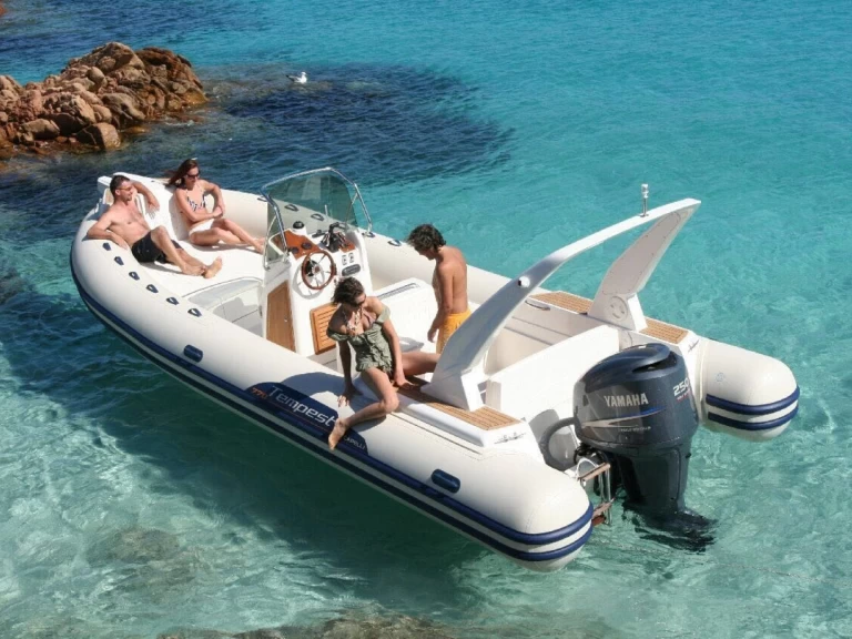 Pronajmout Polotuhá loď se skipperem či ne Capelli v Porto-Vecchio