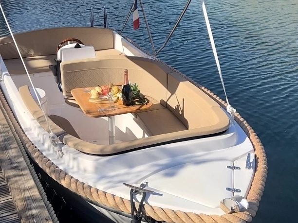 SZKUTNICZY ZAKLAD KRUGER DELTA EE 485 jednotlivci a charterové společnosti v Mandelieu-la-Napoule