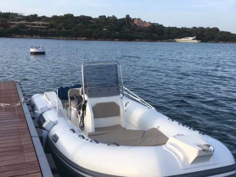 Pronájem Motorová loď v Porto Cervo -Capelli Tempest 570 40 HP
