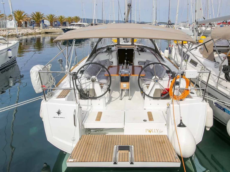 Pronajmout si Jeanneau Sun Odyssey 349 v Jezera