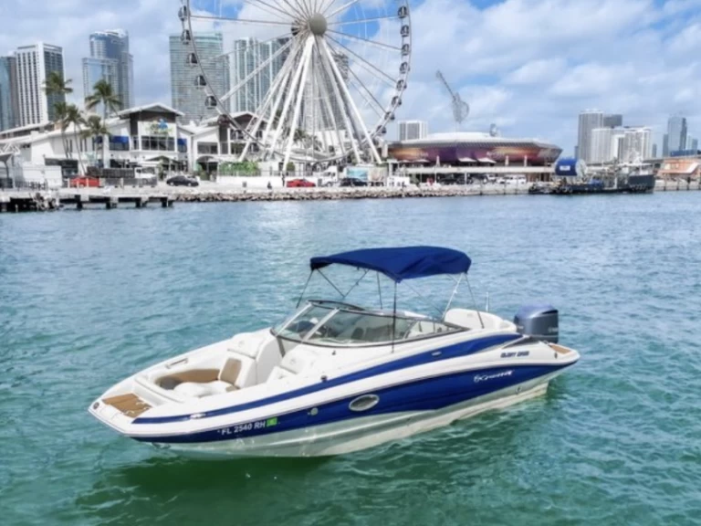 Pronajmout Motorová loď se skipperem či ne Crownline v Miami Beach