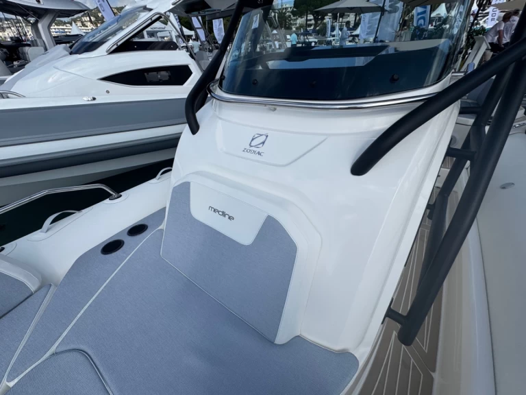 Zodiac Medline 9 jednotlivci a charterové společnosti v Propriano