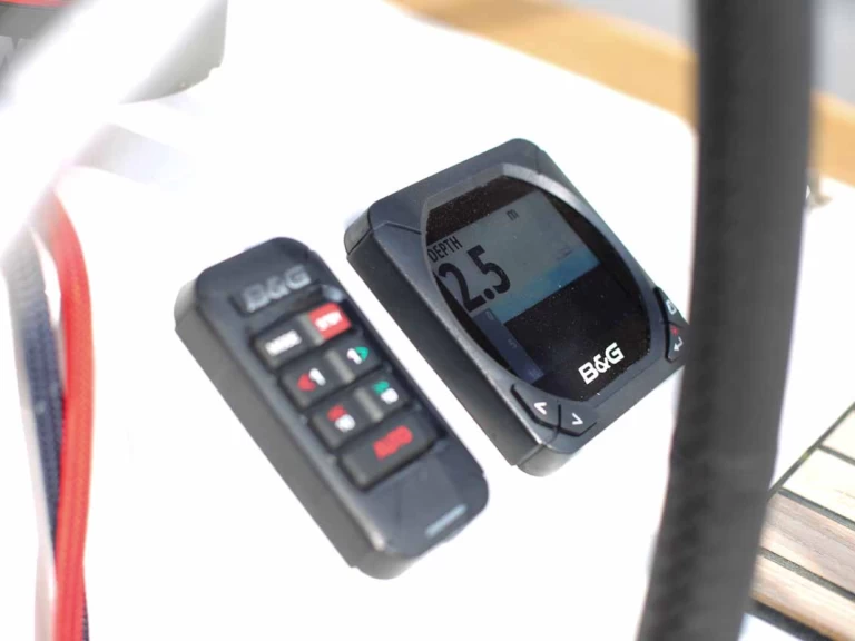 Pronajmout Plachetnice se skipperem či ne Jeanneau v Jezera