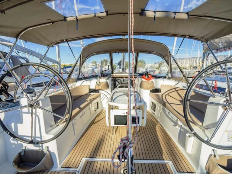 Pronajmout si Jeanneau Sun Odyssey 519 v Nea Peramos