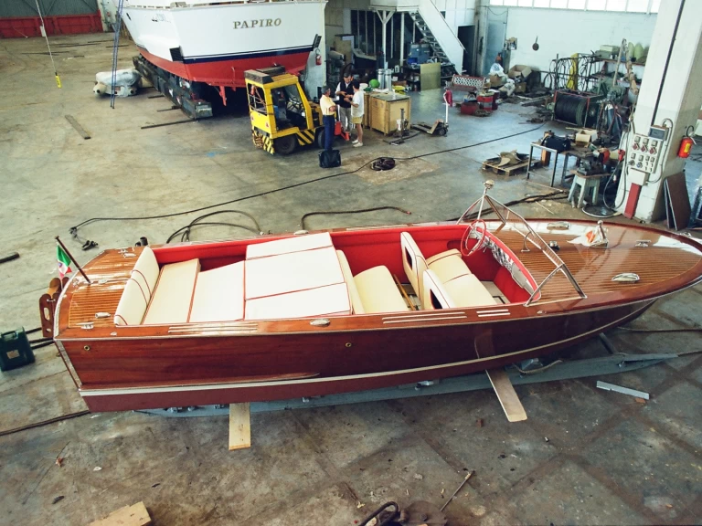 Pronajmout Motorová loď se skipperem či ne Cantiere di Chiavari v Berlin