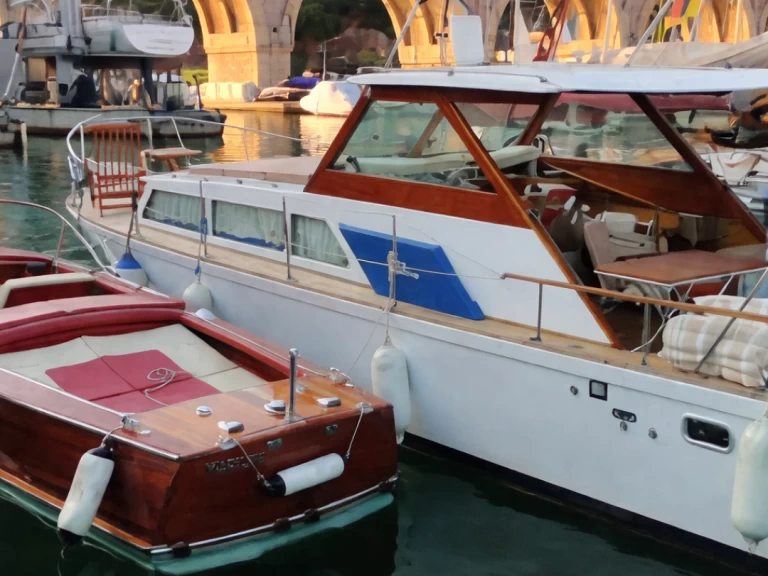 Pronájem lodi Cannes lákavé ceny Arcoa 1060