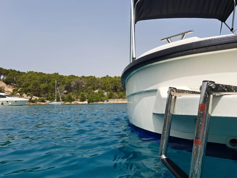 Pronájem lodi Milna lákavé ceny Open 500