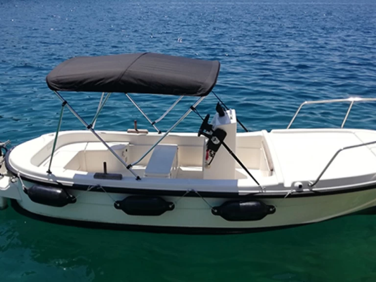 Pronájem lodi Betina Open 500 v Milna na Samboatu