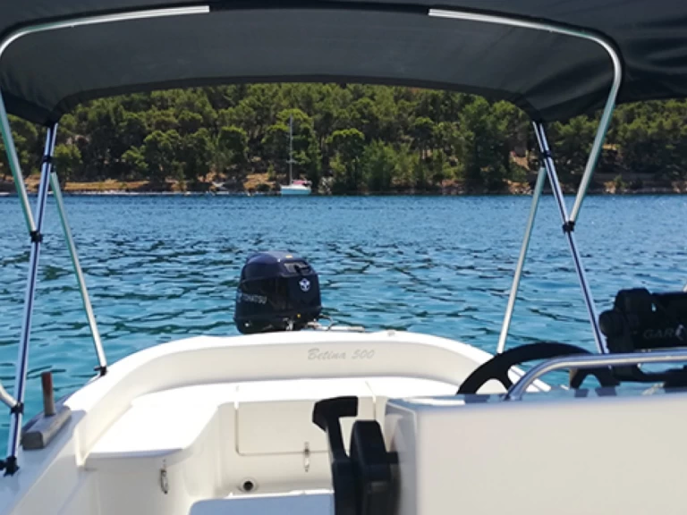 Motorová loď k pronájmu v Milna za nejlepší cenu