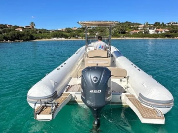 Pronajmout si  Capelli 900 Sun 250 HP v Poltu Quatu