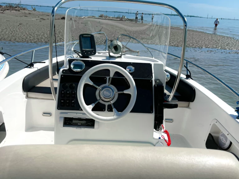 Pronájem Motorová loď yacht & co s licencí