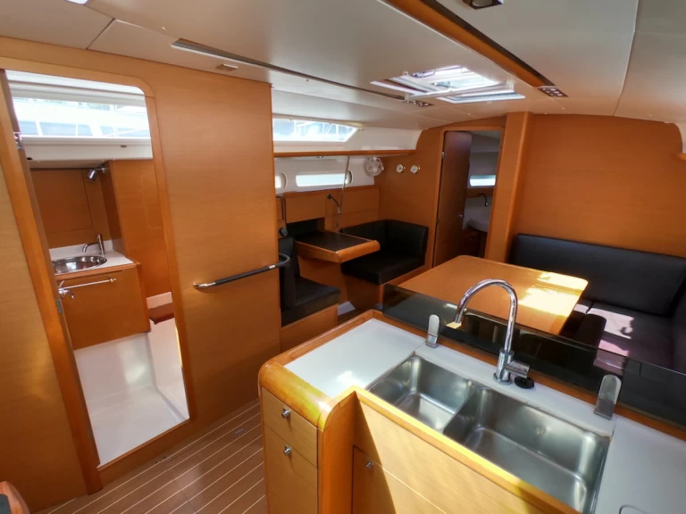 Pronajmout si Jeanneau Sun Odyssey 409 v Olbia