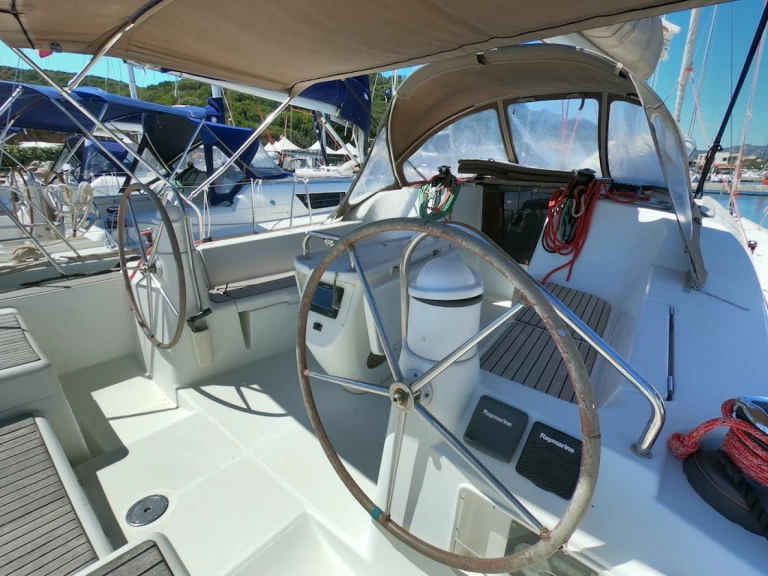 Jeanneau Sun Odyssey 42i jednotlivci a charterové společnosti v Olbia